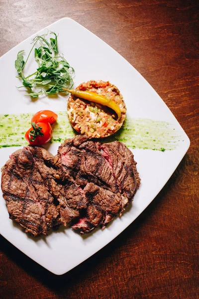 Ribeye Stek Med Grönsaksdressing Vit Tallrik — Stockfoto