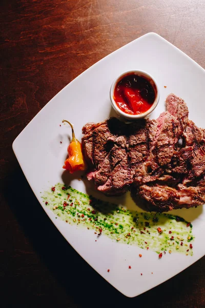 Ribeye Steak Avec Vinaigrette Aux Légumes Sur Une Assiette Blanche — Photo