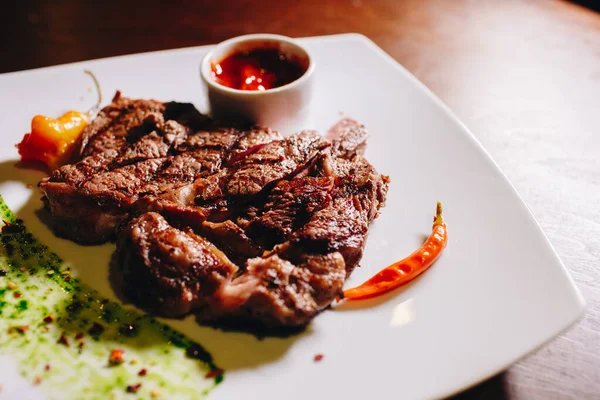 Filete Ribeye Con Aderezo Verduras Plato Blanco —  Fotos de Stock