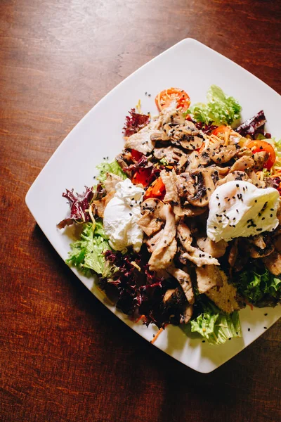 Leckerer Gemüsesalat Mit Gegrilltem Huhn Auf Weißem Teller — Stockfoto