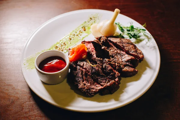 Ribeye Steak Zöldségöntettel Fehér Tálcán — Stock Fotó