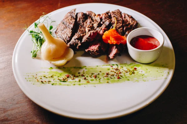 Ribeye Steak Zeleninovým Dresinkem Bílém Talíři — Stock fotografie
