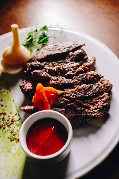 Ribeye Steak Zöldségöntettel Fehér Tálcán — Stock Fotó