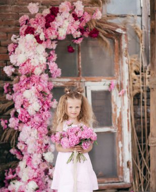 Stüdyoda şakayıklı güzel bir kızın portresi.