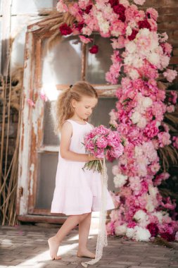 Stüdyoda şakayıklı güzel bir kızın portresi.