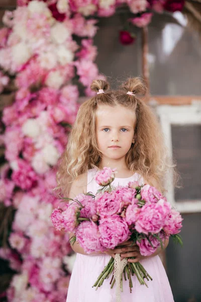 Ritratto Bella Bambina Studio Con Peonie — Foto Stock