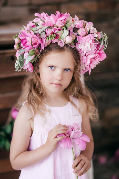 Портрет Красивой Маленькой Девочки Студии Пионами — стоковое фото