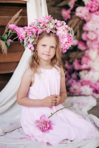 Ritratto Bella Bambina Studio Con Peonie — Foto Stock