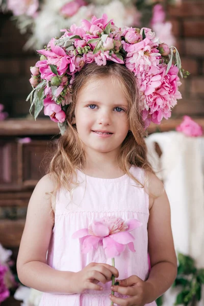 Porträt Der Schönen Kleinen Mädchen Atelier Mit Pfingstrosen — Stockfoto