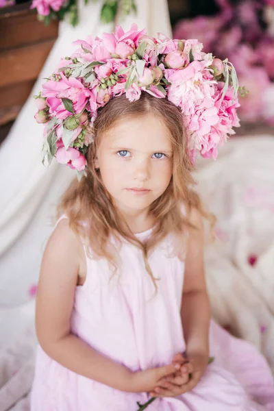 Porträt Der Schönen Kleinen Mädchen Atelier Mit Pfingstrosen — Stockfoto