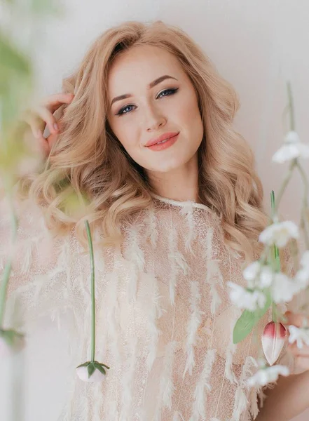 Retrato Mulher Loira Bonita Com Flores — Fotografia de Stock