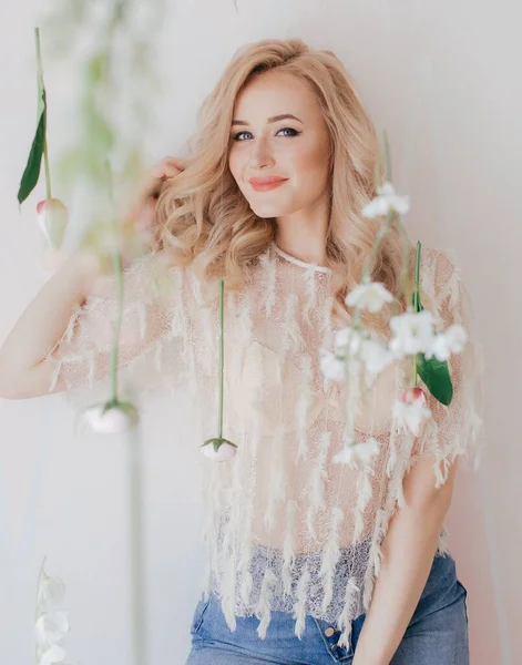 Portret Pięknej Blondynki Kwiatami — Zdjęcie stockowe