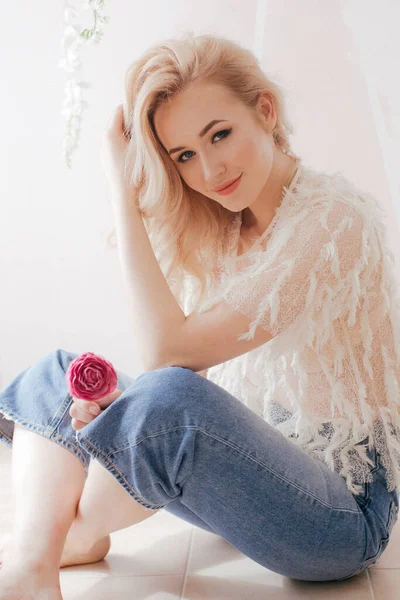 Portret Pięknej Blondynki Kwiatem — Zdjęcie stockowe