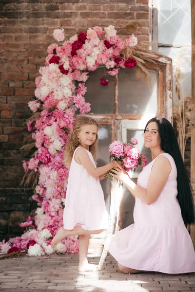 Menina Bonito Mãe Posando Estúdio Com Peônias — Fotografia de Stock