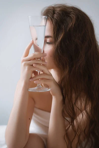 Young Beautiful Woman White Sheet Her Bedroom Glass — Stock Photo, Image