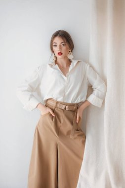 Beyaz gömlekli güzel bir kadın.  