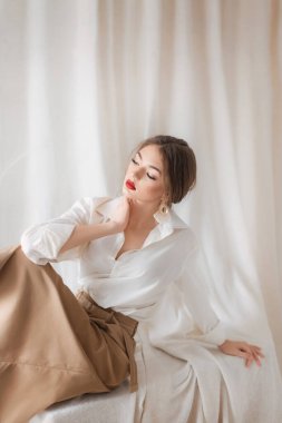 Beyaz gömlekli güzel bir kadın.  