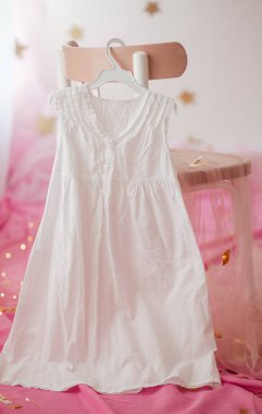 Elbise askısında çocuk elbisesi. Bir kızın ilk doğum günü için giyin.