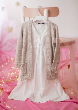 Elbise askısında çocuk elbisesi. Bir kızın ilk doğum günü için giyin.