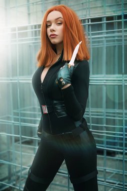 Genç, güzel bir kadın süper kahraman kostümü giymiş. Süper kız. Güzellik dünyayı kurtarır..