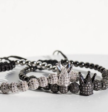 Kadınlar için renkli bilezikler, kadın aksesuarları.