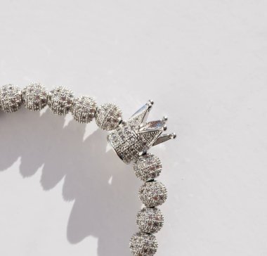 Arka planda güzel kadın bilekliği, kapat.