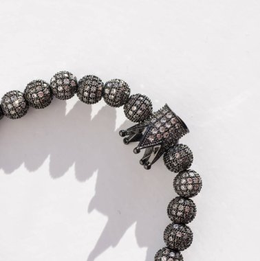 Arka planda güzel kadın bilekliği, kapat.