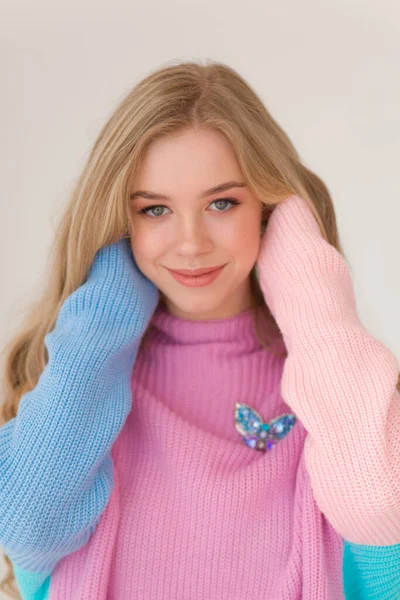 Portret Pięknej Młodej Blondynki Makijażem Ubraniach Mody — Zdjęcie stockowe