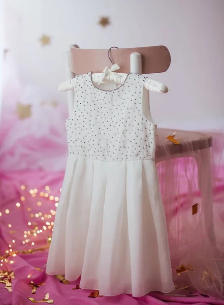 服のハンガーに子供のドレス 女の子の最初の誕生日のためのドレス — ストック写真
