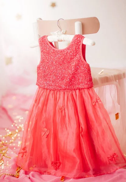 衣服衣架上的童装 为一个女孩的第一个生日穿上衣服 — 图库照片