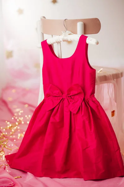 Kinderkleid Auf Kleiderbügel Kleid Für Den Ersten Geburtstag Eines Mädchens — Stockfoto