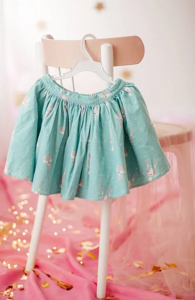 衣服衣架上的童裙 为一个女孩的第一个生日穿上衣服 — 图库照片