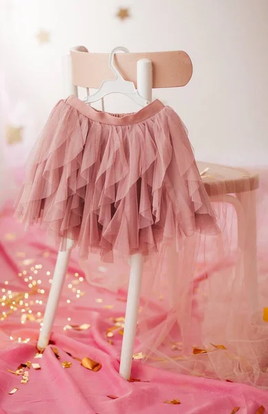 衣服衣架上的童裙 为一个女孩的第一个生日穿上衣服 — 图库照片