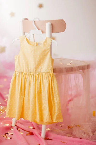 Elbise Askısında Çocuk Elbisesi Bir Kızın Ilk Doğum Günü Için — Stok fotoğraf