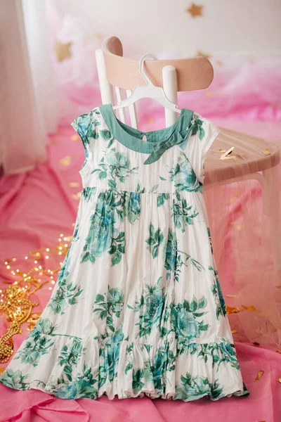 Kinderkleid Auf Kleiderbügel Kleid Für Den Ersten Geburtstag Eines Mädchens — Stockfoto