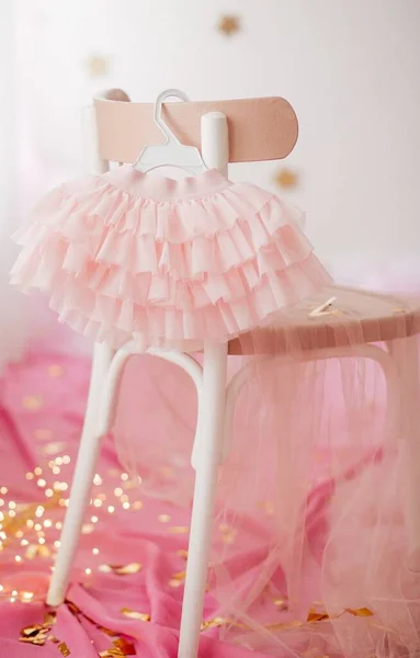 Saia Criança Cabide Roupas Vestido Para Primeiro Aniversário Uma Menina — Fotografia de Stock