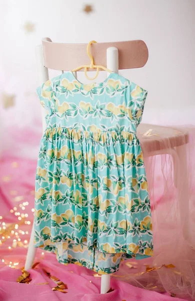 Vestido Niño Percha Ropa Vestido Para Primer Cumpleaños Una Chica — Foto de Stock