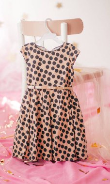 Elbise askısında çocuk elbisesi. Bir kızın ilk doğum günü için giyin.