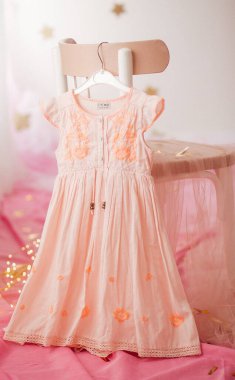 Elbise askısında çocuk elbisesi. Bir kızın ilk doğum günü için giyin.