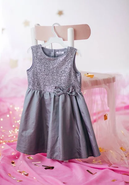 Kinderkleid Auf Kleiderbügel Kleid Für Den Ersten Geburtstag Eines Mädchens — Stockfoto