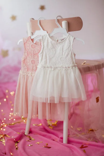 Kinderkleider Auf Kleiderbügeln Kleid Für Den Ersten Geburtstag Eines Mädchens — Stockfoto