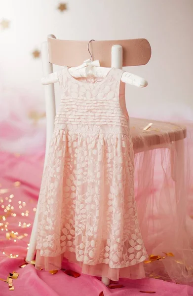 衣服衣架上的童装 为一个女孩的第一个生日穿上衣服 — 图库照片