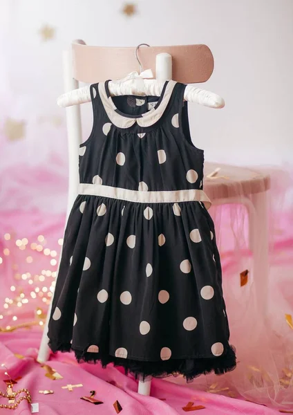 服のハンガーに子供のドレス 女の子の最初の誕生日のためのドレス — ストック写真