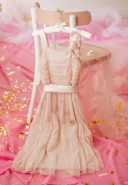 Kinderkleid Auf Kleiderbügel Kleid Für Den Ersten Geburtstag Eines Mädchens — Stockfoto