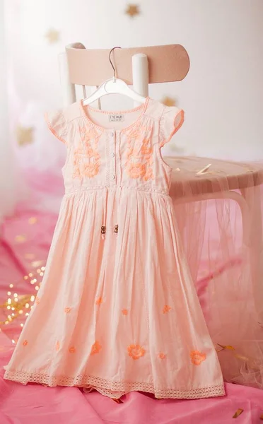 Vestido Niño Percha Ropa Vestido Para Primer Cumpleaños Una Chica —  Fotos de Stock