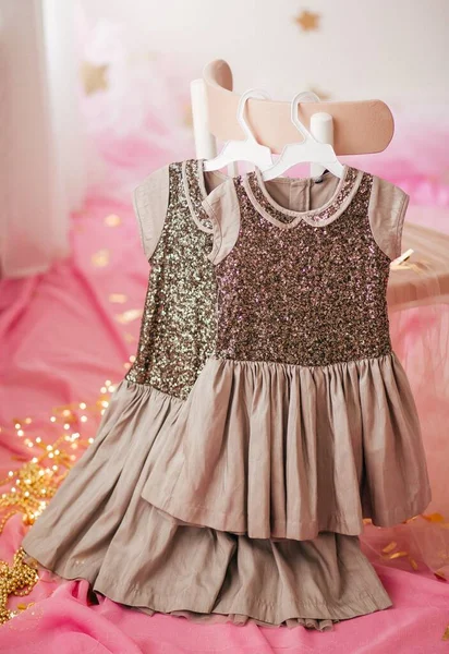 Vestidos Criança Cabides Roupas Vestido Para Primeiro Aniversário Uma Menina — Fotografia de Stock