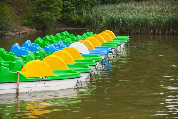 Alquiler de catamaranes en el lago —  Fotos de Stock