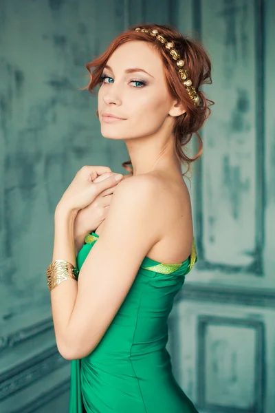 Femme en robe de soirée verte — Photo