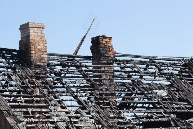 Kömürleşmiş Evin çatısı.