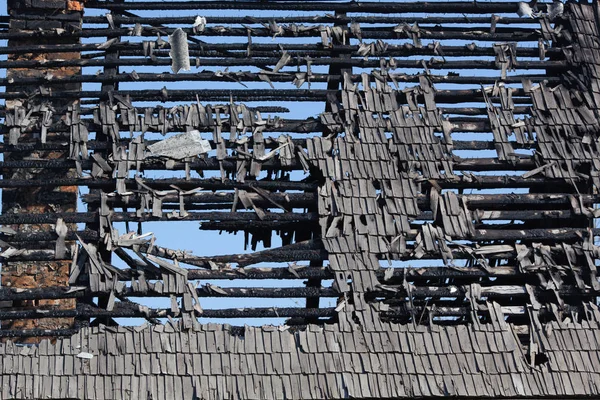 Förkolnade taket av huset — Stockfoto